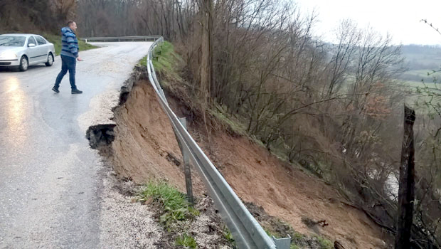 Цело брдо на друму